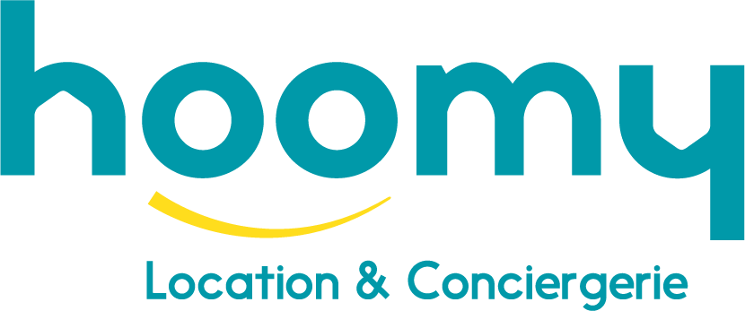 Logo de Hoomy. En bleu sarcelle, le nom en haut avec un swoosh jaune en dessous des de O pour faire un sourire.
"Location & conciergerie" en bas du logo.